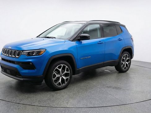 Used 2025 Jeep Compass Limited image 3
