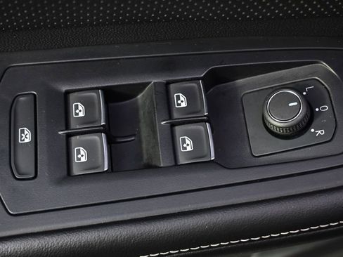 Used 2025 Volkswagen Atlas SE image 25