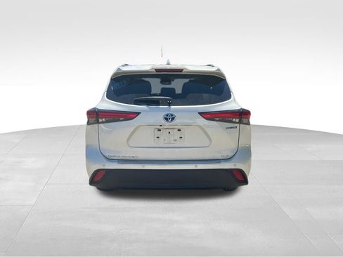 Used 2021 Toyota Highlander XLE AWD/4WD image 4