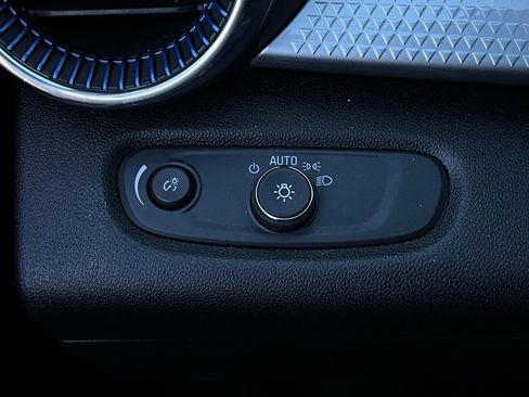 Used 2025 Chevrolet Trax LT image 19