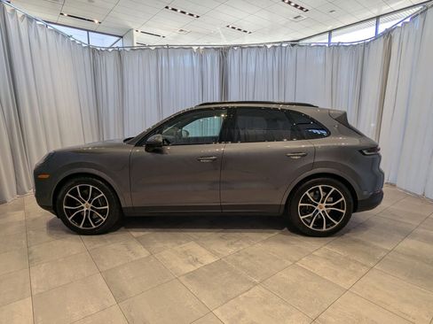 Used 2025 Porsche Cayenne image 2