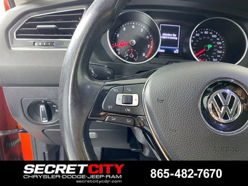 Used 2018 Volkswagen Tiguan SE w/ Panoramic Sunroof Package FWD image 15