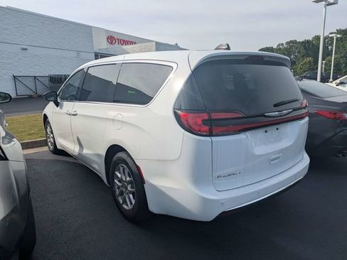 Used 2024 Chrysler Pacifica Touring-L FWD image 4