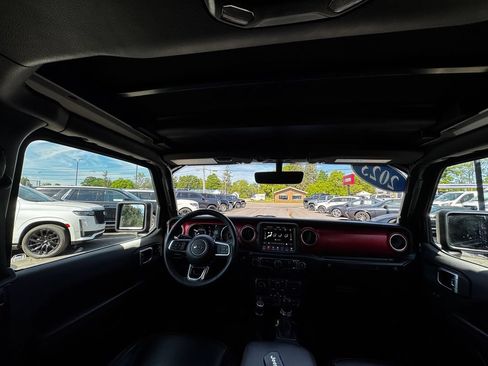 Used 2023 Jeep Wrangler Unlimited Rubicon w/ Cold Weather Group AWD/4WD image 38