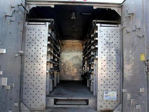 Used 2018 Isuzu NPR image 4