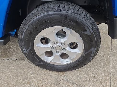 Used 2015 Jeep Wrangler Unlimited Sahara w/ Connectivity Group image 21