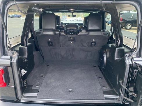 Used 2018 Jeep Wrangler Unlimited Sahara AWD/4WD image 10
