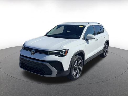 Used 2025 Volkswagen Taos SE image 4