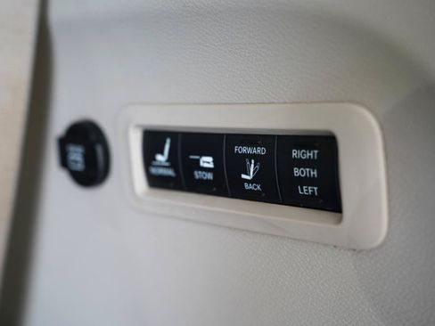 Used 2017 Chrysler Pacifica Limited w/ UConnect Theater Package FWD image 41
