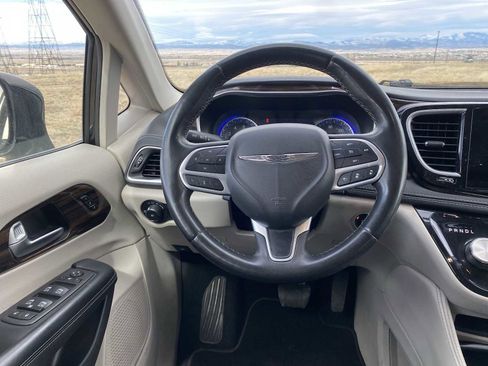 Certified 2023 Chrysler Pacifica Touring-L FWD image 28