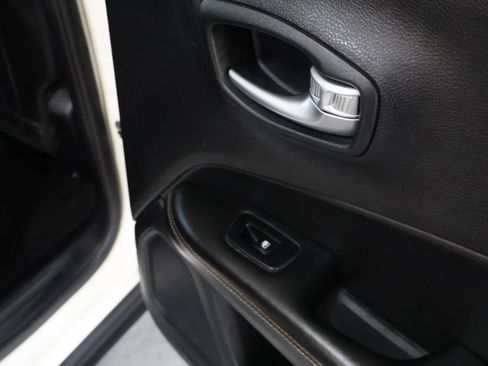 Used 2018 Jeep Compass Latitude FWD image 24