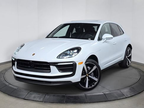 Certified 2025 Porsche Macan AWD/4WD image 1
