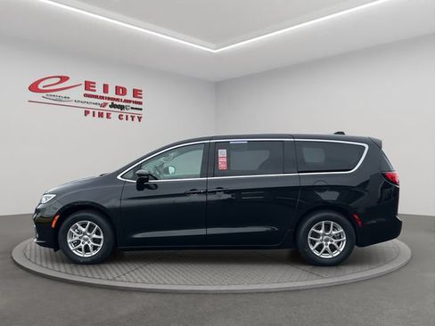 Used 2023 Chrysler Pacifica Touring-L FWD image 6