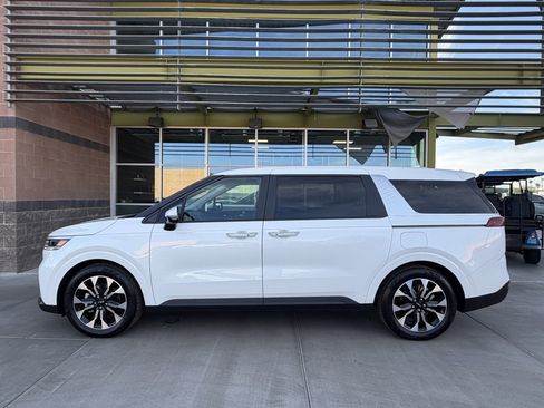 Used 2024 Kia Carnival EX image 7