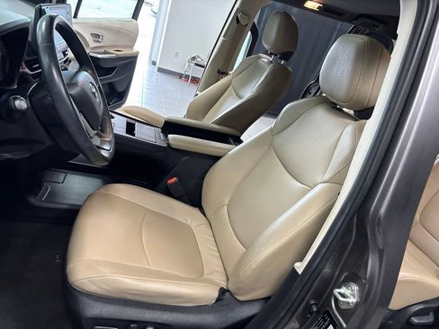 Used 2024 Toyota Sienna XLE FWD image 26