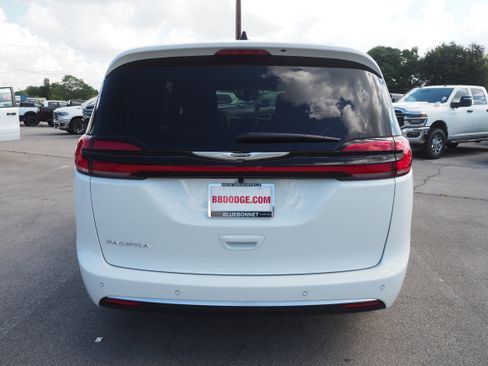 New 2026 Chrysler Pacifica Pinnacle image 7