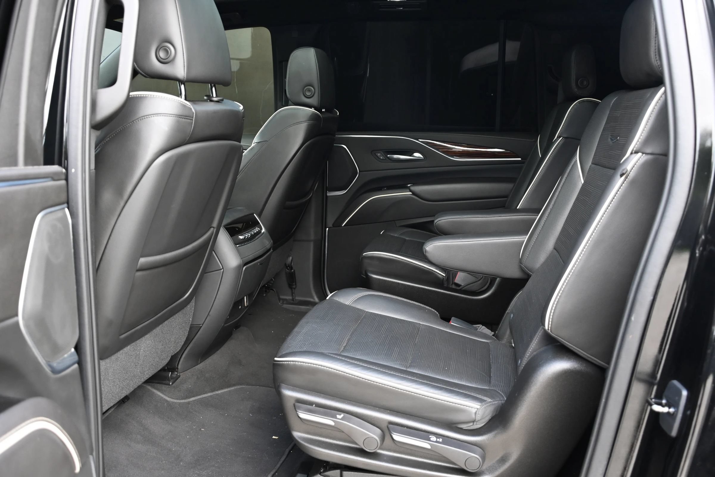 Used 2021 Cadillac Escalade ESV Premium Luxury w/ Driver Assist Tech Package AWD/4WD image 17