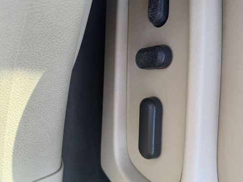 Used 2018 Ford Taurus Limited image 13