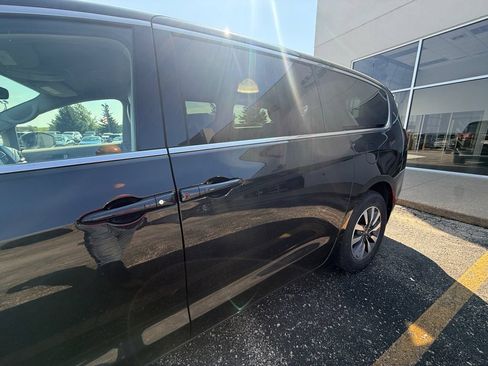 Used 2023 Chrysler Pacifica Touring-L FWD image 36