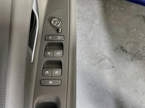 Used 2023 Hyundai Elantra SE FWD image 17