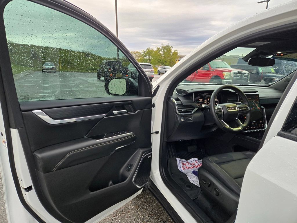 Used 2025 GMC Acadia Elevation w/ Elevation Premium Package AWD/4WD image 13