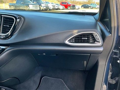 Used 2025 Chrysler Pacifica Select image 26