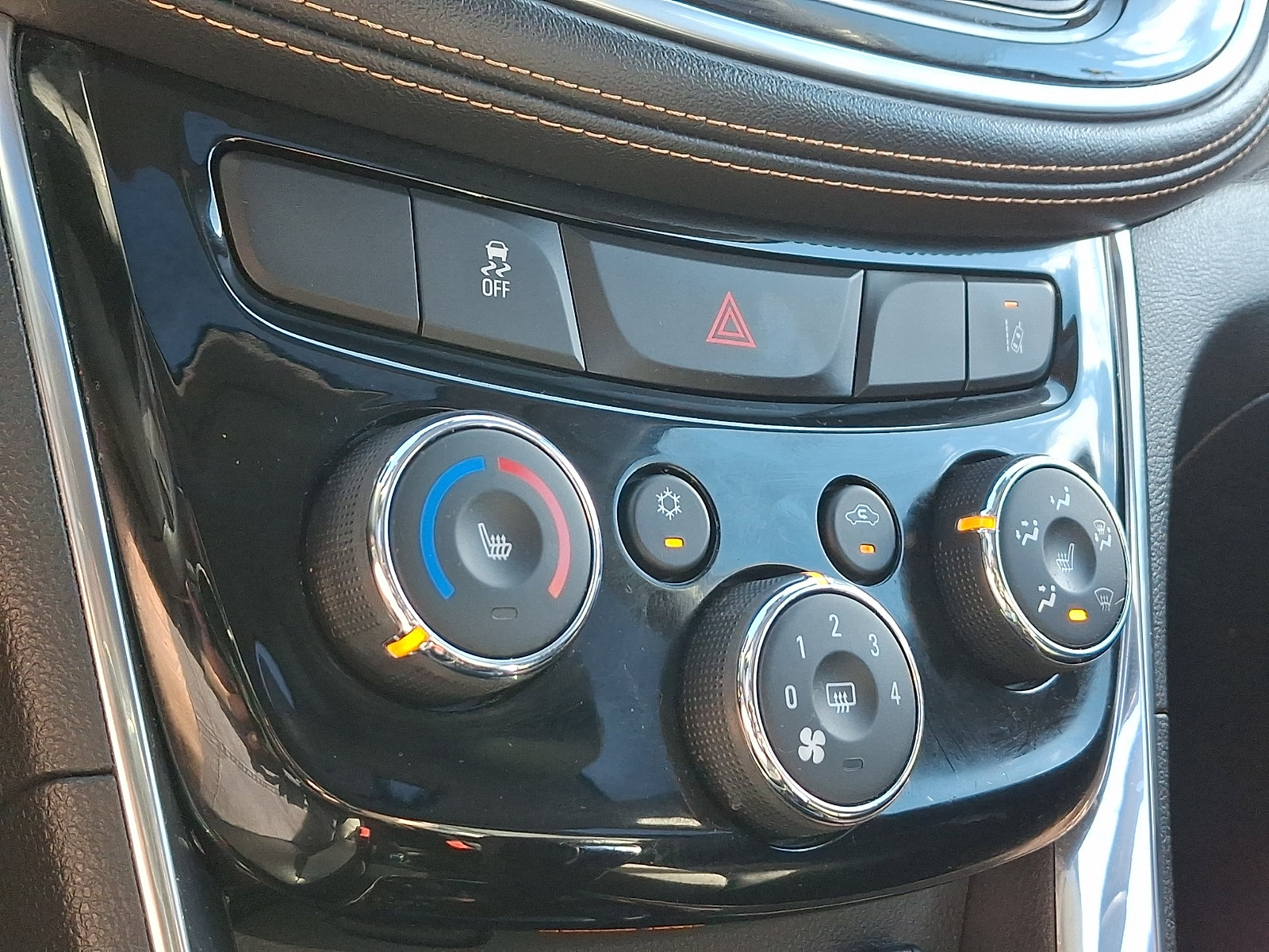 Used 2018 Chevrolet Trax Premier w/ Midnight Edition FWD image 17