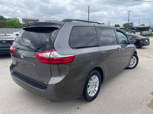 Used 2017 Toyota Sienna XLE Premium FWD image 3