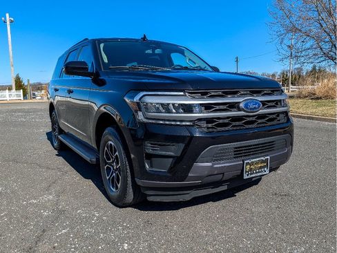 Used 2024 Ford Expedition XLT image 3
