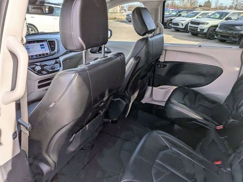 Used 2024 Chrysler Pacifica Touring-L image 23