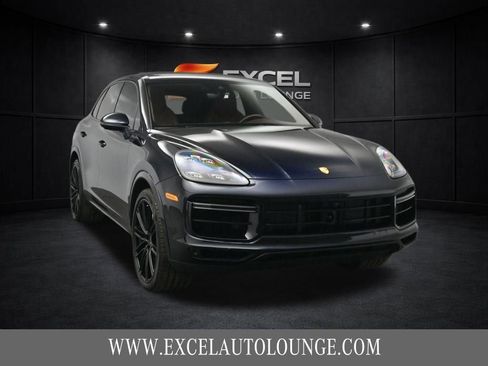 Used 2021 Porsche Cayenne Turbo w/ Premium Package Plus image 8