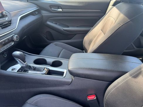 Used 2025 Nissan Altima 2.5 SV FWD image 41