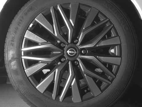 Used 2025 Nissan Altima 2.5 SV FWD image 15