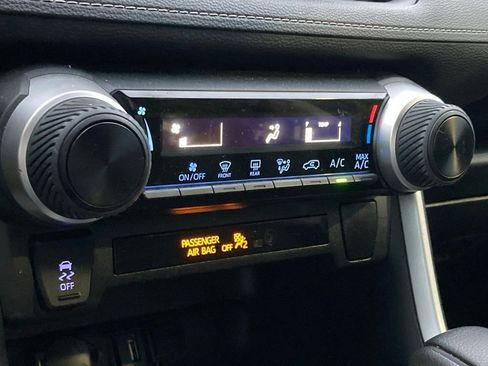 Used 2021 Toyota RAV4 LE image 22