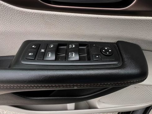 Used 2018 Chrysler Pacifica Touring-L FWD image 17