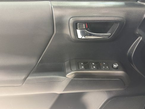 Used 2018 Toyota Tacoma TRD Sport w/ Technology Package AWD/4WD image 11