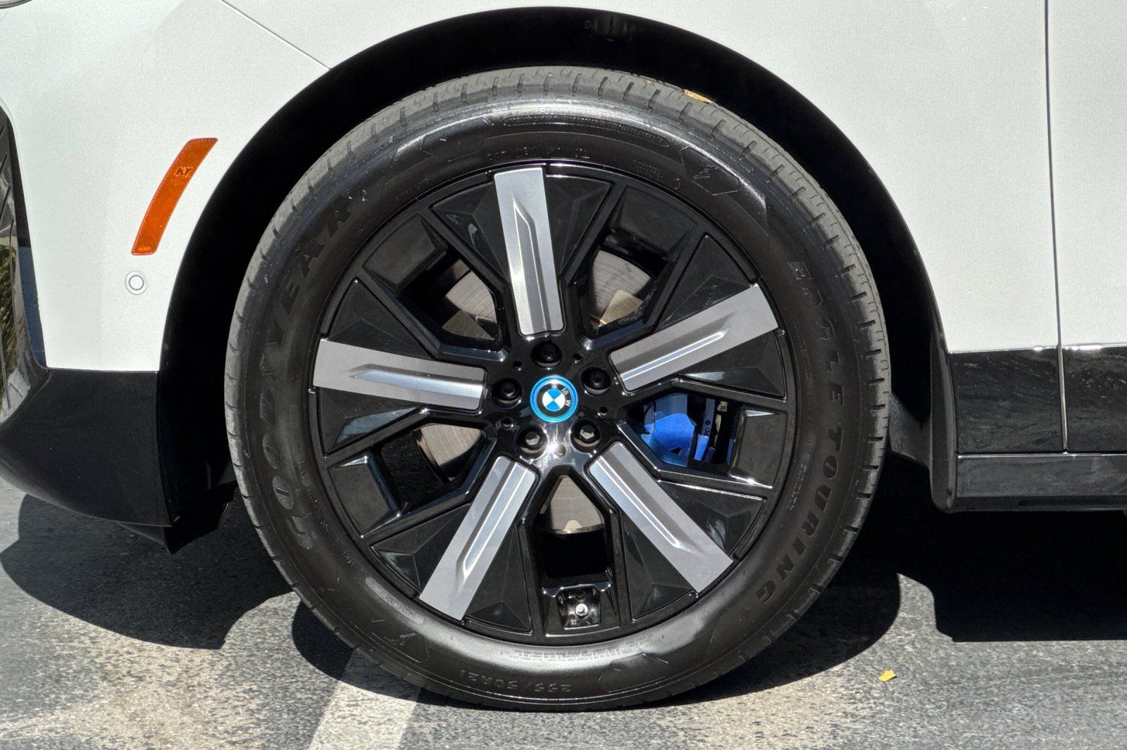 Used 2024 BMW iX xDrive50 w/ Sport Package AWD/4WD image 39