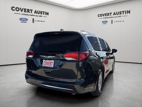 Used 2020 Chrysler Pacifica Touring-L image 5