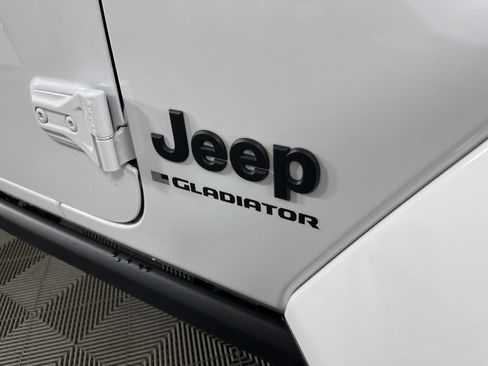 Used 2024 Jeep Gladiator Sport image 3
