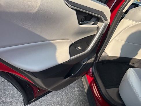 Used 2020 Toyota RAV4 XLE Premium FWD image 28