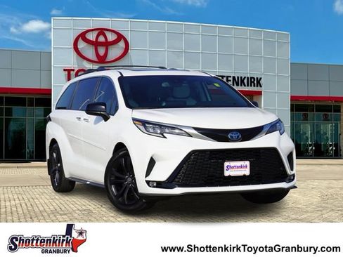 Used 2023 Toyota Sienna XSE FWD image 1