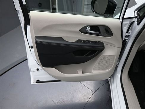 Used 2024 Chrysler Pacifica Touring-L image 15