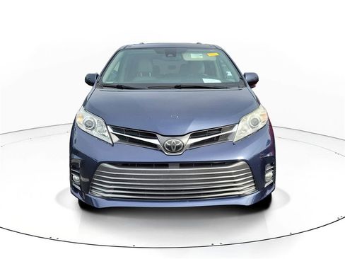 Used 2019 Toyota Sienna XLE image 2