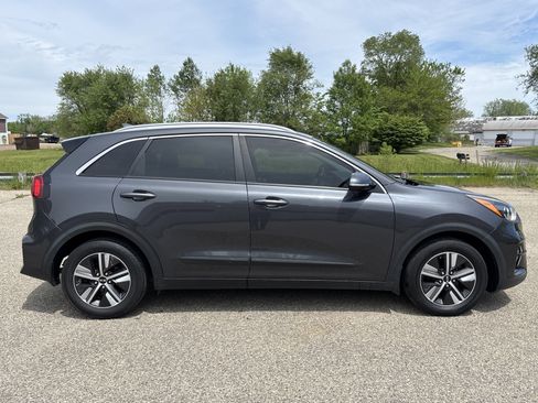 Used 2020 Kia Niro EX FWD image 2