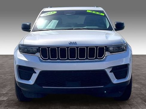Used 2023 Jeep Grand Cherokee Laredo AWD/4WD image 3