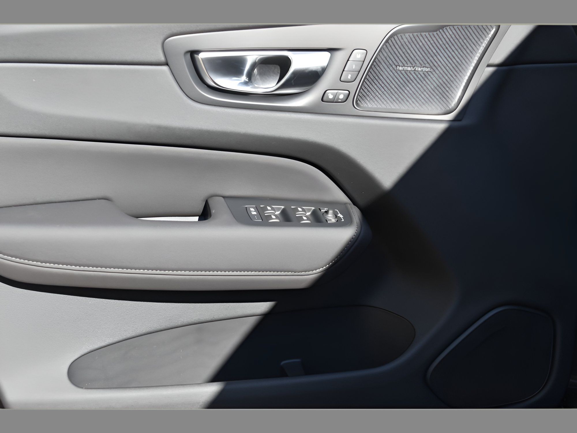 Certified 2026 Volvo XC60 B5 Plus w/ Protection Package Premier AWD/4WD image 26