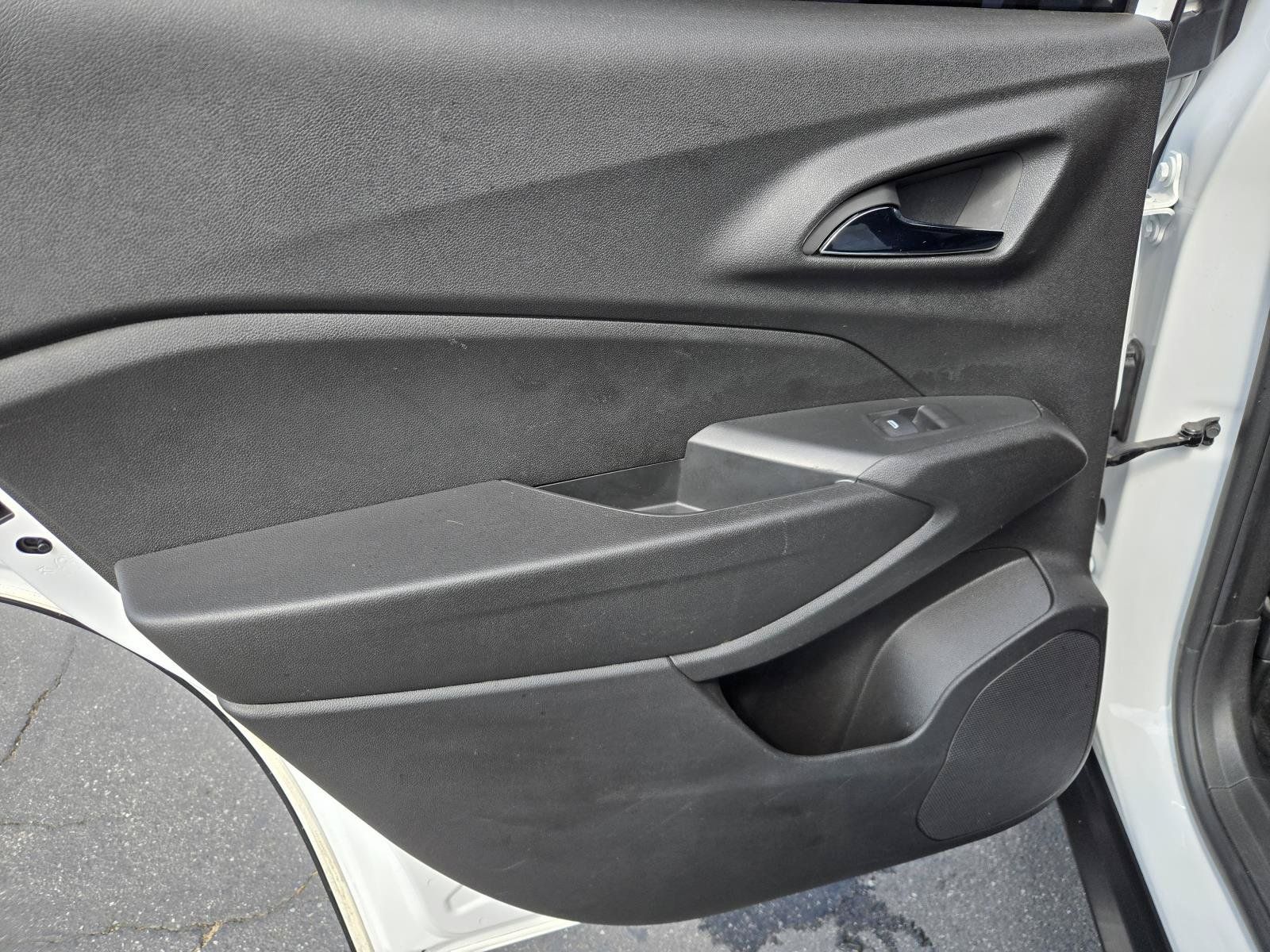 Used 2024 Chevrolet Trax RS w/ Sunroof Package FWD image 25