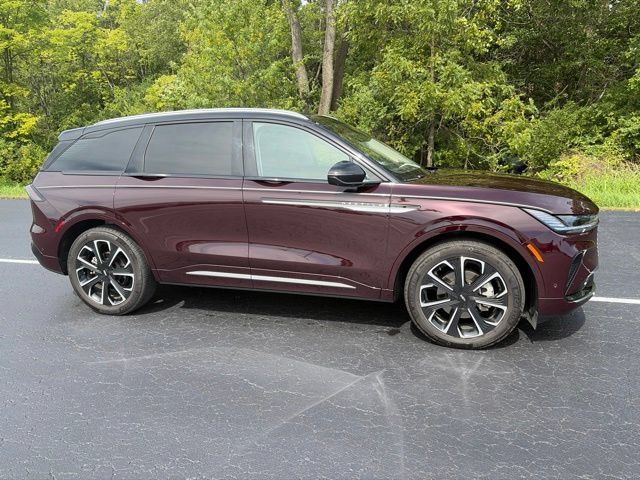 Used 2024 Lincoln Nautilus Reserve AWD/4WD image 9
