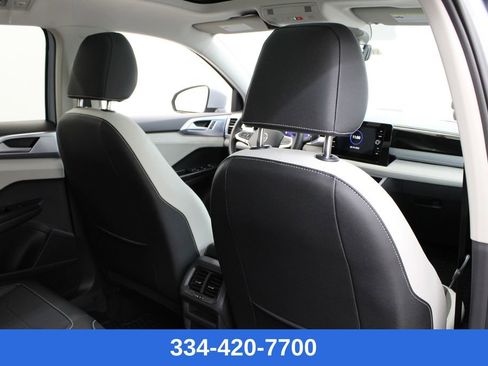 Certified 2025 Volkswagen Taos SE w/ Panoramic Sunroof Package image 18