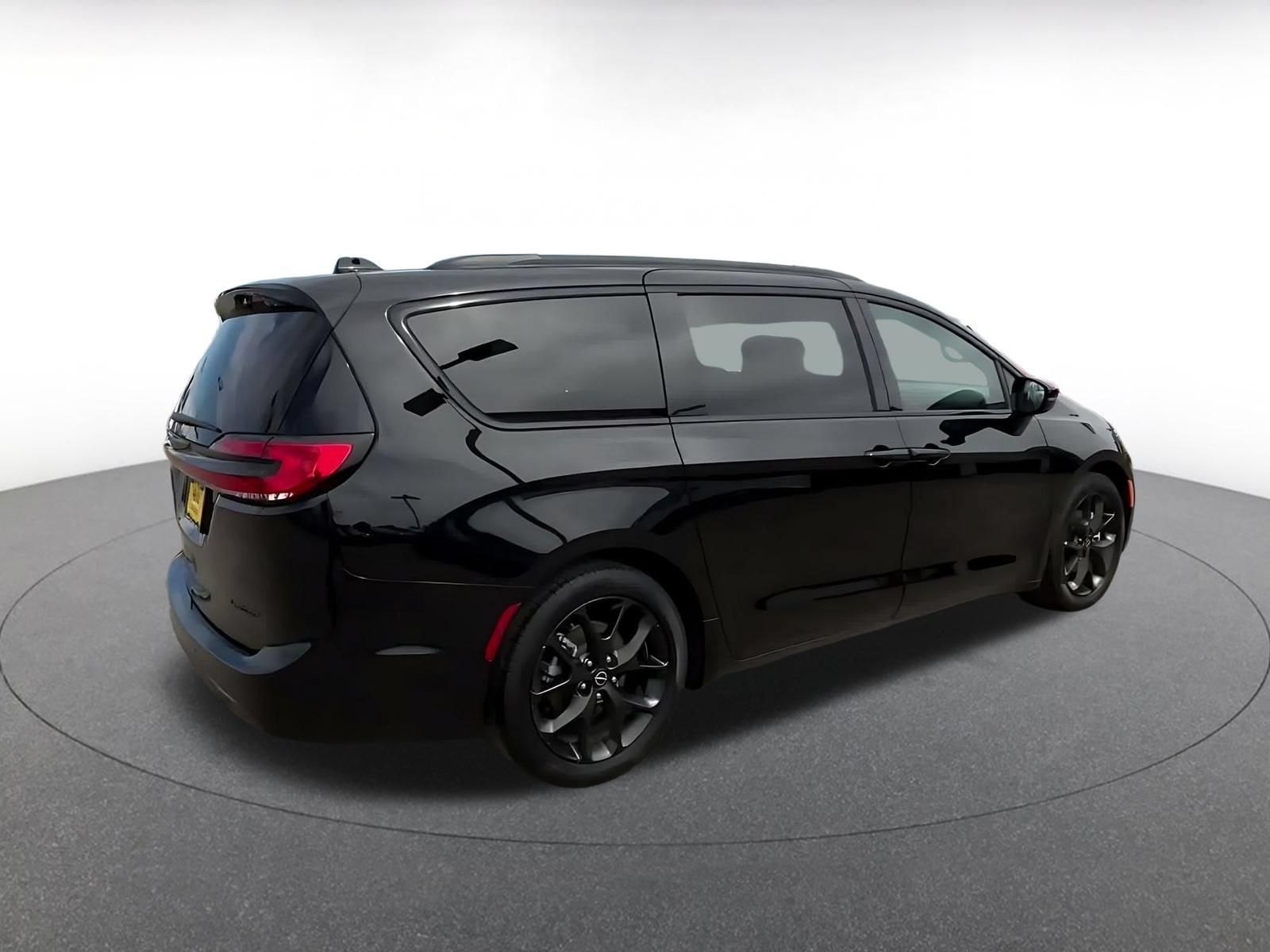 Used 2025 Chrysler Pacifica Limited FWD image 14